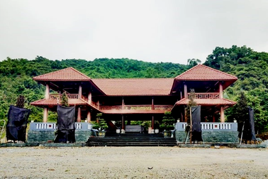 Cảnh cáo 2 lãnh đạo xã để người dân xây nhà sàn trái phép