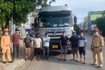 Xe đầu kéo chở 6 người "thông chốt" để ra khỏi thành phố