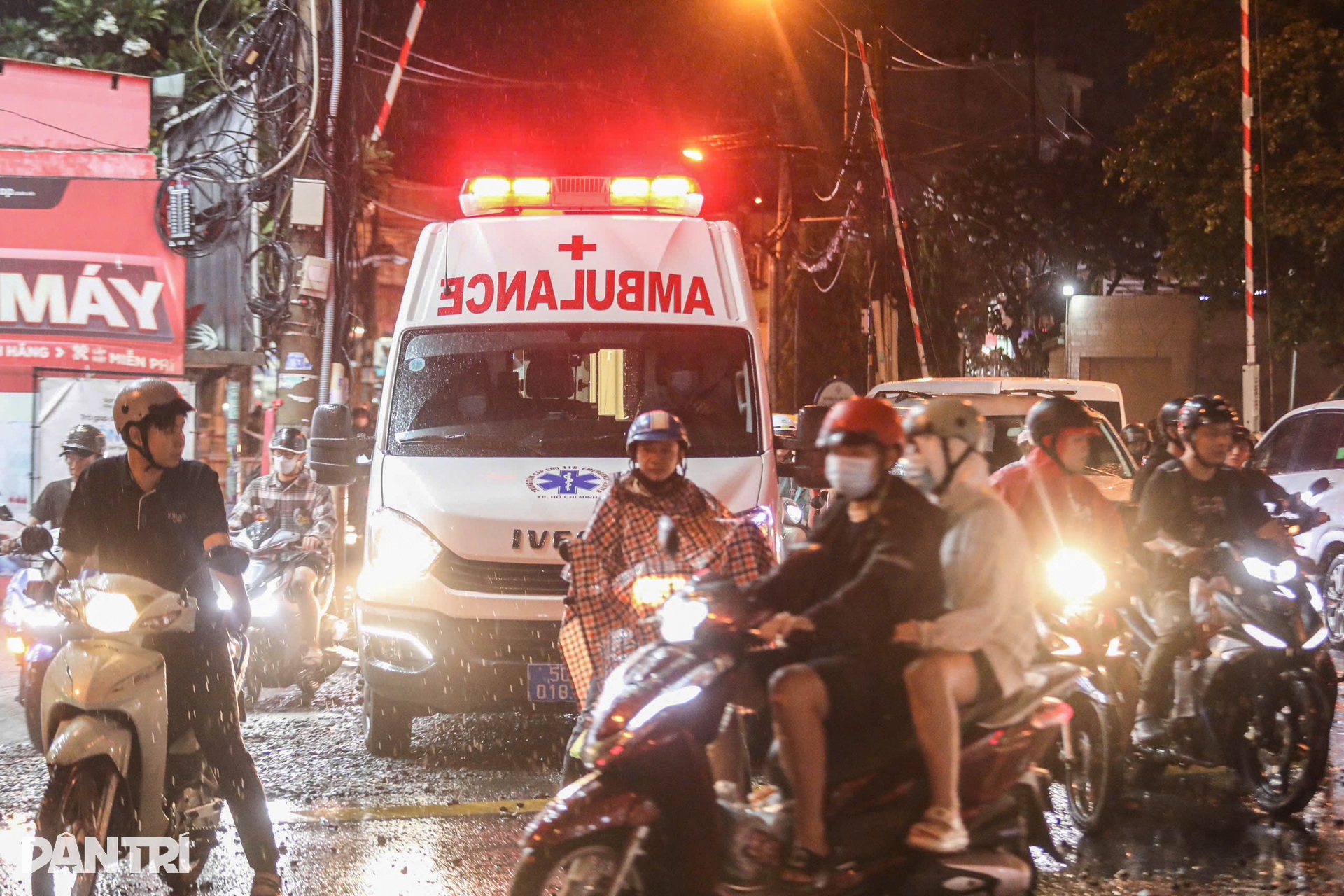 Mưa lớn, đường Phạm Văn Đồng kẹt xe kéo dài hơn 3km - 7 Mưa lớn, đường Phạm Văn Đồng kẹt xe kéo dài hơn 3km - 7