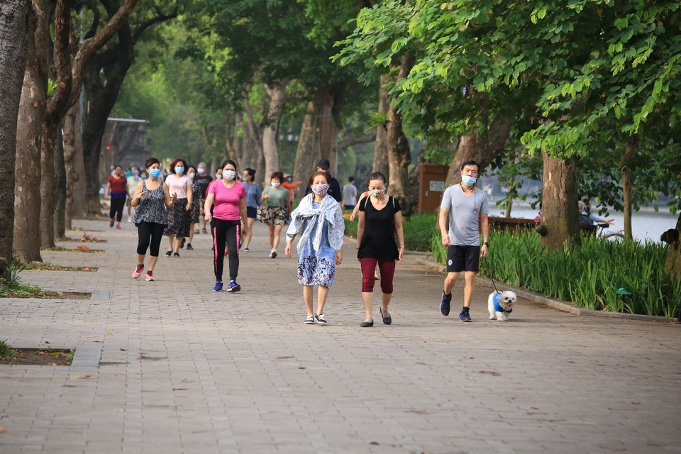 Hà Nội: Công viên đóng cửa, người dân đổ ra vỉa hè tập thể dục - 1 Hà Nội: Công viên đóng cửa, người dân đổ ra vỉa hè tập thể dục - 1