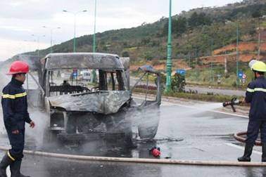 Ô tô du lịch bất ngờ cháy rụi, hơn 10 người thoát chết 