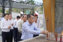 Trưởng Ban Tổ chức Trung ương dâng hương tri ân các liệt sỹ tại Quảng Trị