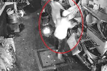 Nhóm người cầm gậy lao vào đánh tới tấp người đàn ông ở TPHCM