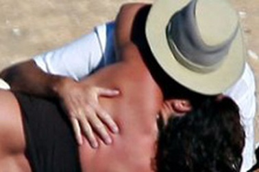 Pierce Brosnan âu yếm vợ trên bãi biển