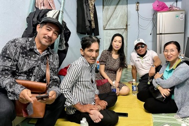 Nghệ sĩ Thương Tín xuất viện về nhà trọ