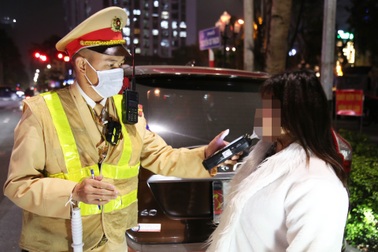 Nữ tài xế ô tô ở Hà Nội thừa nhận uống rượu nhưng không "dính" nồng độ cồn