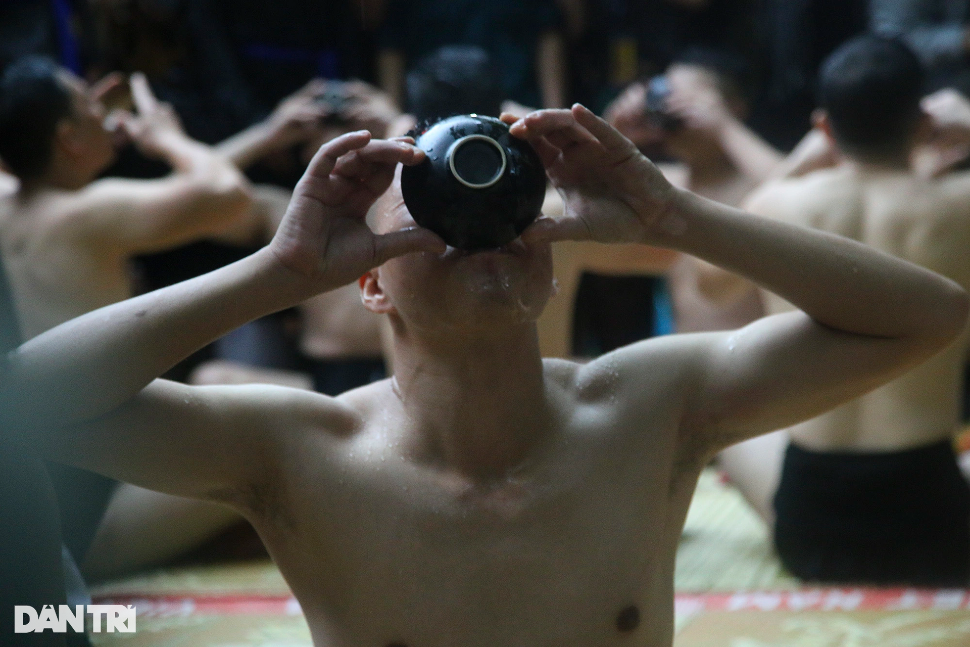 Trận vật cầu nước kịch tính và hài hước dưới trời mưa tầm tã - 4 Trận vật cầu nước kịch tính và hài hước dưới trời mưa tầm tã - 4