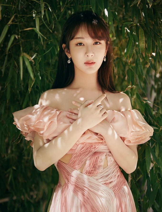 Diện đầm Công Trí, Dương Tử đụng hàng Hà Hồ nhưng chênh lệch ảnh bị chụp - ảnh tự đăng mới gây sốc - Ảnh 1. Diện đầm Công Trí, Dương Tử đụng hàng Hà Hồ nhưng chênh lệch ảnh bị chụp - ảnh tự đăng mới gây sốc - Ảnh 1.