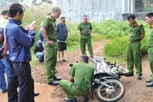 Tài xế xe ôm bị khách cướp xe máy ở bãi đất trống