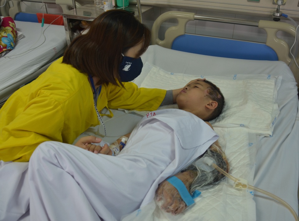 Thương cậu bé 6 tuổi bị công nông chèn dập nát cánh tay, gia đình kiệt quệ - 4 Thương cậu bé 6 tuổi bị công nông chèn dập nát cánh tay, gia đình kiệt quệ - 4