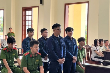 Bốn bị cáo lĩnh 44 năm tù vì ép các cô gái trẻ phục vụ quán karaoke