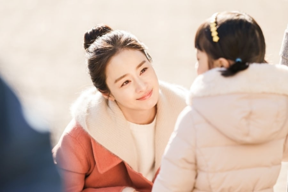 Vẻ đẹp vượt thời gian của mỹ nhân hai con Kim Tae Hee - 1 Vẻ đẹp vượt thời gian của mỹ nhân hai con Kim Tae Hee - 1