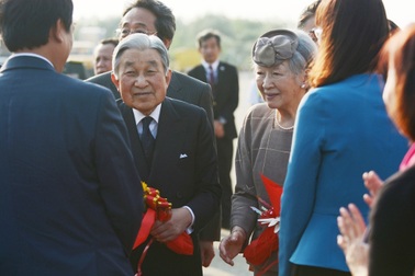 Người dân Cố đô Huế nồng nhiệt đón Nhật hoàng và Hoàng hậu