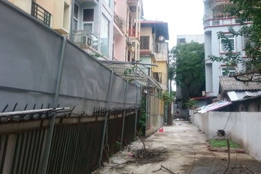 Hà Nội: Người dân bức xúc vì bức tường "zích zắc mềm mại" tại phường Kim Mã