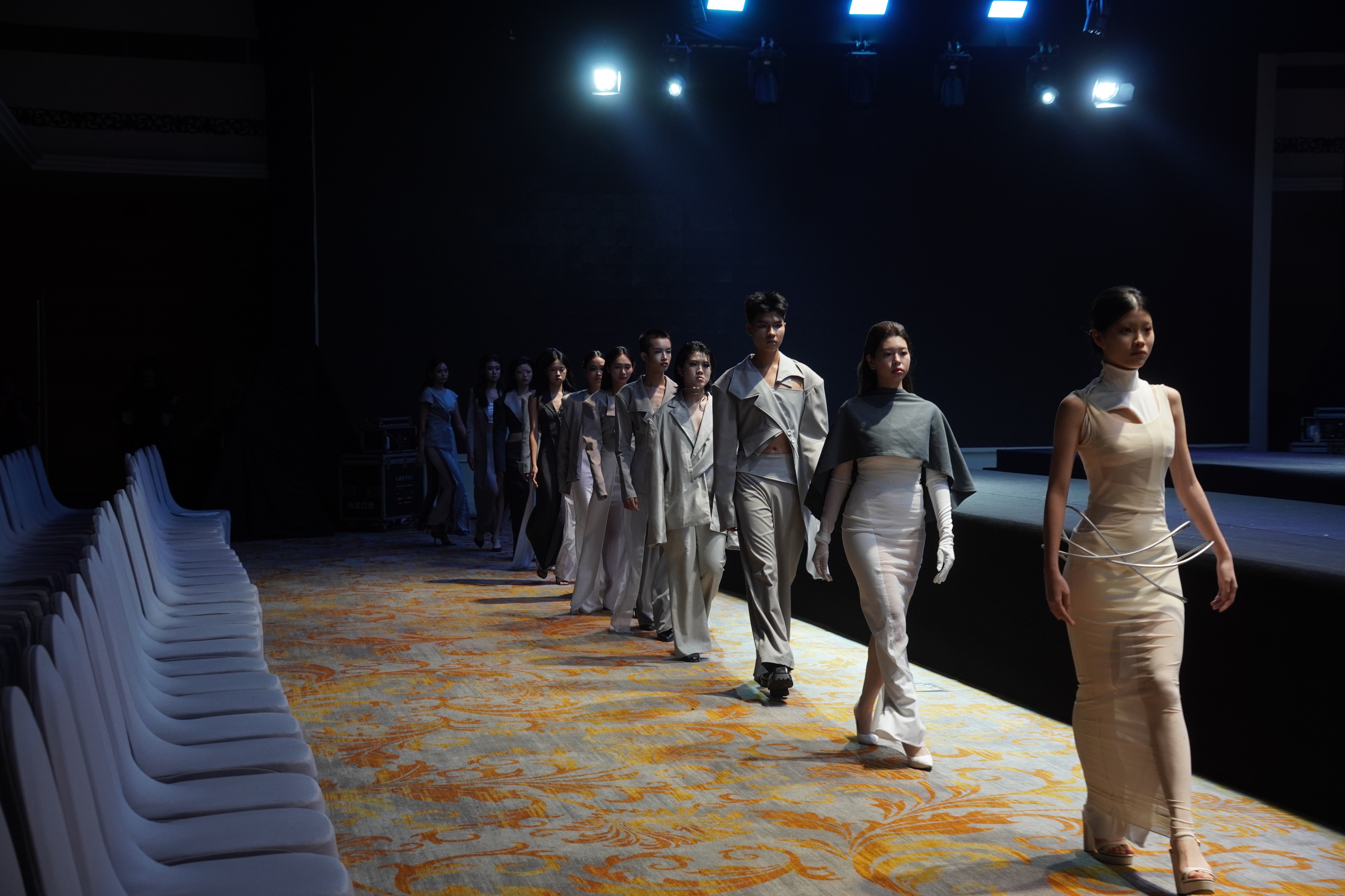 Gen Z Hà thành tổ chức show thời trang, tự thiết kế hơn 60 bộ váy áo - 1 Gen Z Hà thành tổ chức show thời trang, tự thiết kế hơn 60 bộ váy áo - 1