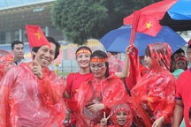 Cổ động viên Việt Nam đội mưa đến sân Bukit Jalil cổ vũ đội nhà