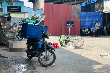 Người bán heo dạo tử vong trước cửa trại heo ở TPHCM
