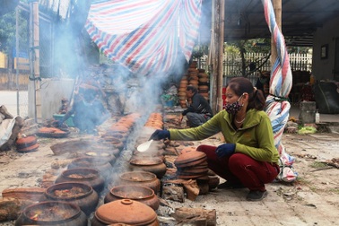 Chạy đua với Tết, người kho cá thuê làng Vũ Đại kiếm tiền triệu mỗi ngày
