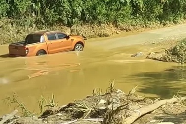 Tài xế bán tải trả giá đắt vì liều lĩnh chạy qua đoạn đường ngập