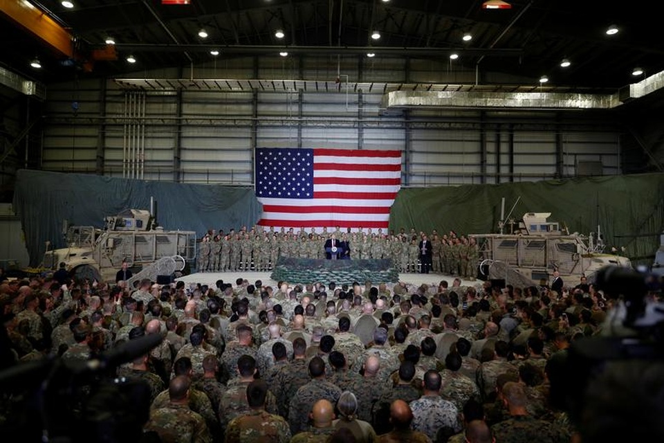 Ông Trump bí mật thăm vùng chiến sự, phục vụ đồ ăn cho quân nhân Mỹ - 10 Ông Trump bí mật thăm vùng chiến sự, phục vụ đồ ăn cho quân nhân Mỹ - 10