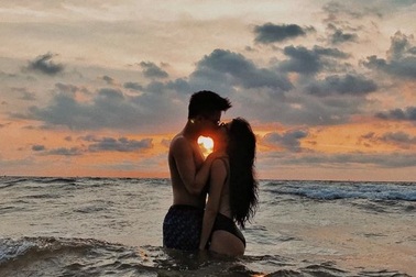 Hot girl Quỳnh Anh Shyn và bạn trai mới "khóa môi" lãng mạn trên biển