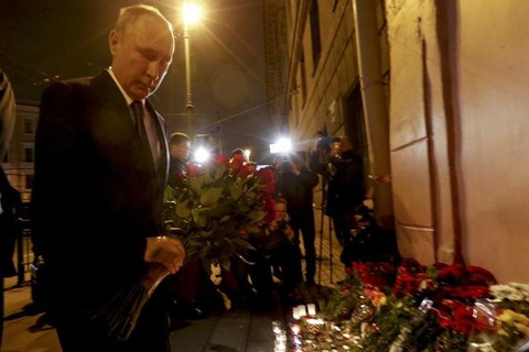 Ông Putin đặt hoa tưởng niệm nạn nhân vụ nổ tàu điện ngầm trong đêm