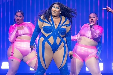 Lizzo mặc đồ gợi cảm, tái xuất sau khi bị xúc phạm ngoại hình