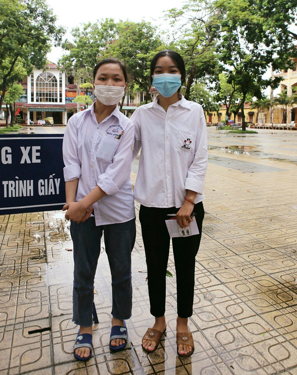 Cảm phục nữ sinh suốt 3 năm chở bạn khuyết tật tới trường - 2 Cảm phục nữ sinh suốt 3 năm chở bạn khuyết tật tới trường - 2