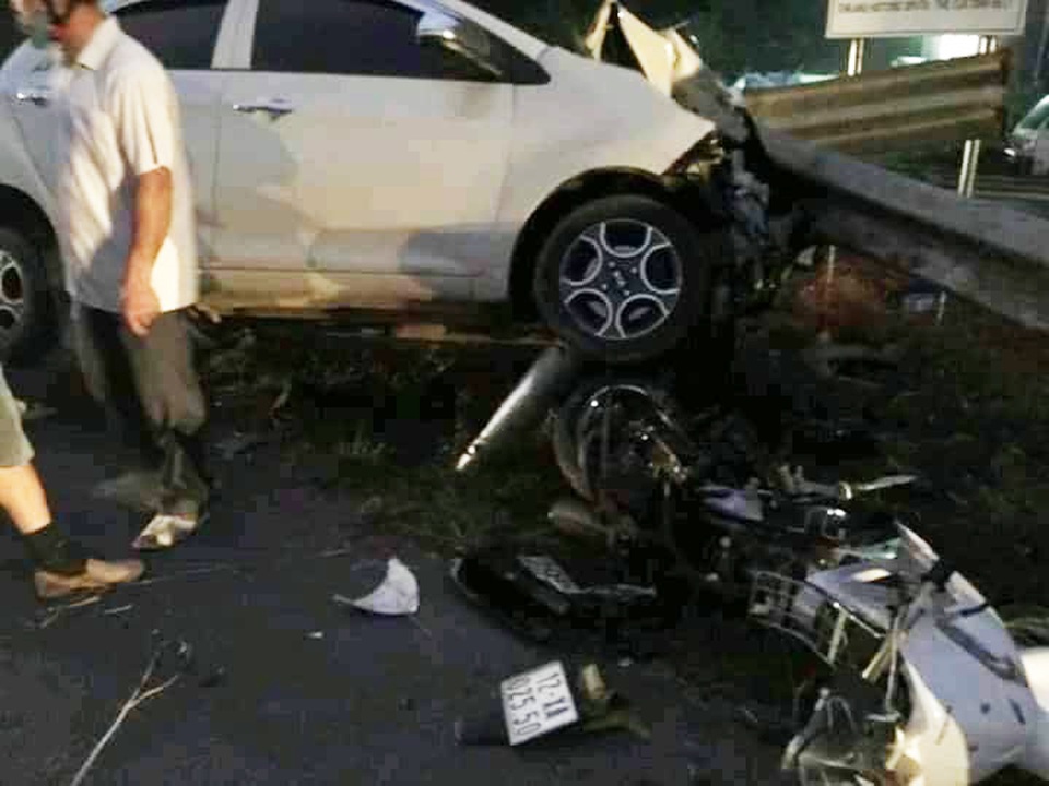 Ô tô tông 3 người bị thương rồi phanh cháy đường - 2 Ô tô tông 3 người bị thương rồi phanh cháy đường - 2