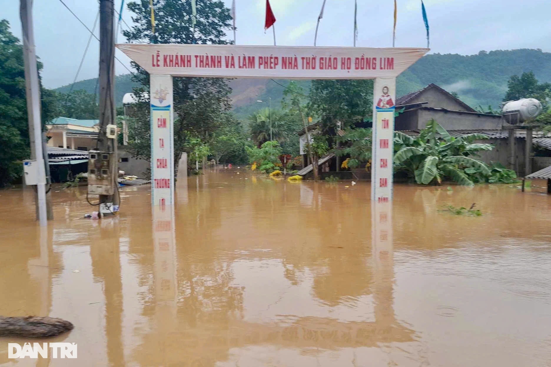 Nước sông Gianh dâng cao, có nơi ngập sâu 4m - 1