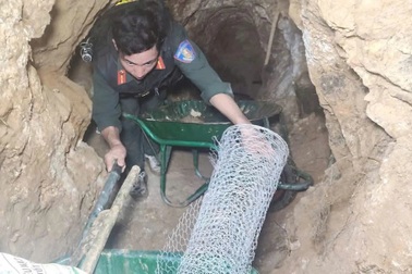 Hàng chục cảnh sát đột kích bãi vàng giữa rừng