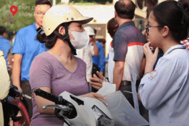 Tình yêu thương, nỗi niềm của các bậc cha mẹ trong kỳ thi lớp 10 ở Hà Nội
