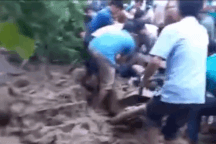 Nghẹt thở giây phút giải cứu 2 nữ giáo viên bị đất, đá vùi lấp