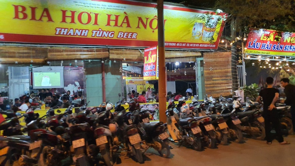 Dân Hà Nội đỏ mắt tìm dịch vụ thuê người lái xe về sau cuộc nhậu say - 1 Dân Hà Nội đỏ mắt tìm dịch vụ thuê người lái xe về sau cuộc nhậu say - 1