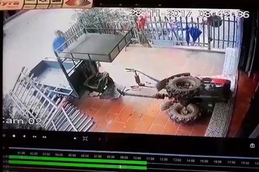 Công nông không người lái bất ngờ lao như tên bắn tông sập cổng một ngôi nhà ở Thái Nguyên