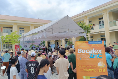 Dược Hậu Giang và AloBacsi khám bệnh, phát thuốc cho 1.000 bà con xã Quỳnh Long