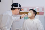Khó nuốt, đau họng, ngủ ngáy kéo dài, nam thanh niên phát hiện khối u dưới hố lưỡi