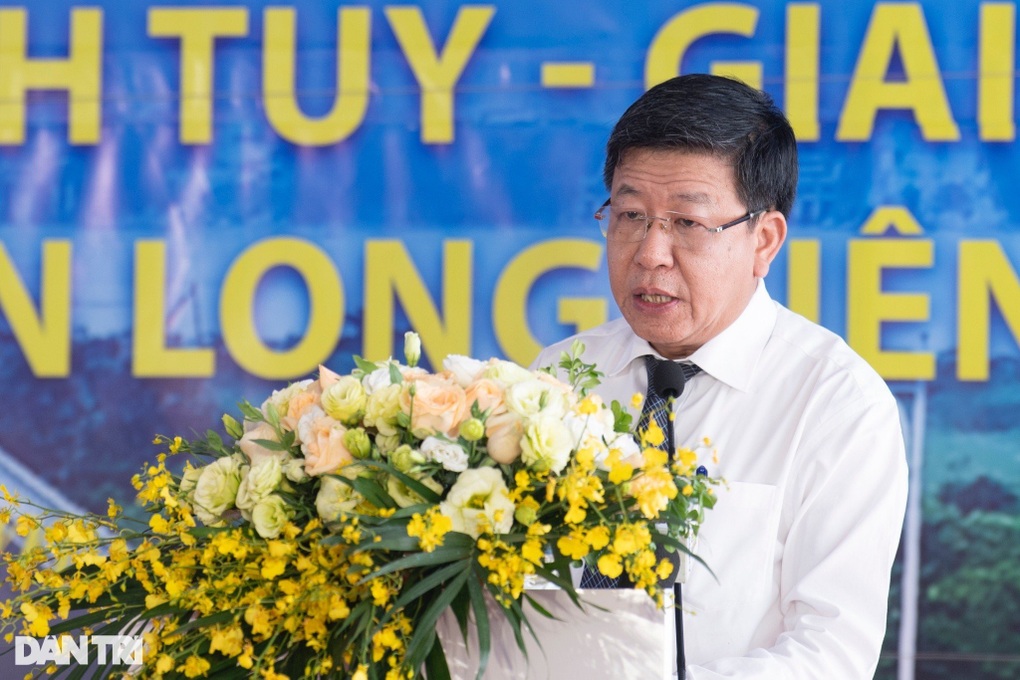 Thủ tướng Phạm Minh Chính cắt băng khánh thành cầu Vĩnh Tuy 2 - 3 Thủ tướng Phạm Minh Chính cắt băng khánh thành cầu Vĩnh Tuy 2 - 3