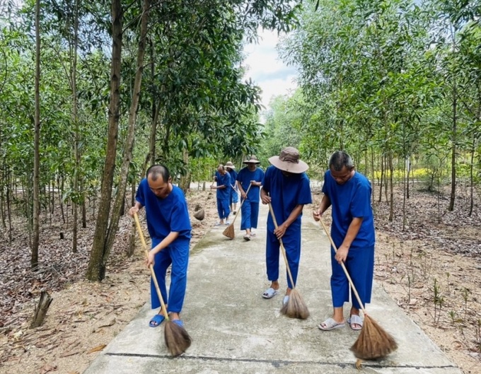 Các bệnh nhân tâm tâm thần được hướng dẫn tham gia vệ sinh môi trường xung quanh Trung tâm