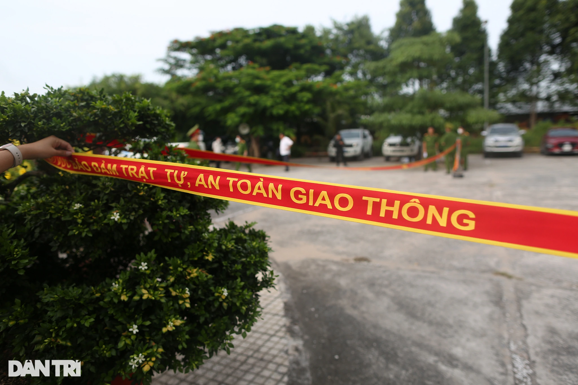 Lê Tùng Vân mệt mỏi, được 2 người dìu lên phòng xử án - 7 Lê Tùng Vân mệt mỏi, được 2 người dìu lên phòng xử án - 7