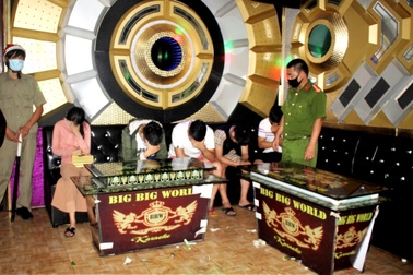 Tước giấy phép, phạt tiền quán karaoke chứa “dân bay” trong thời dịch