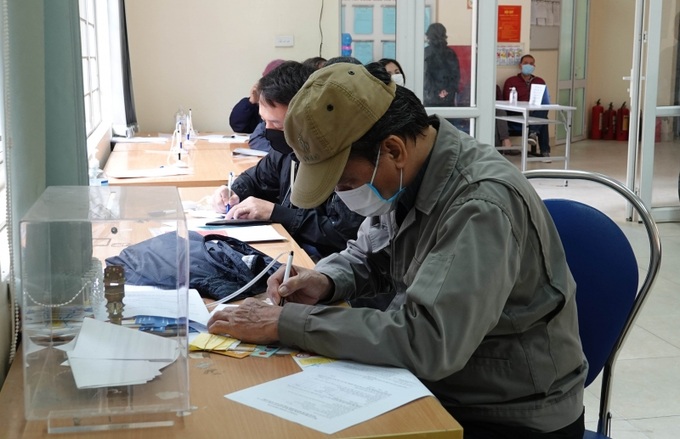Người lao động đang điều trị tại nhà do mắc Covid-19 gặp nhiều khó khăn trong thủ tục nhận hỗ trợ BHXH. Ảnh: XQ