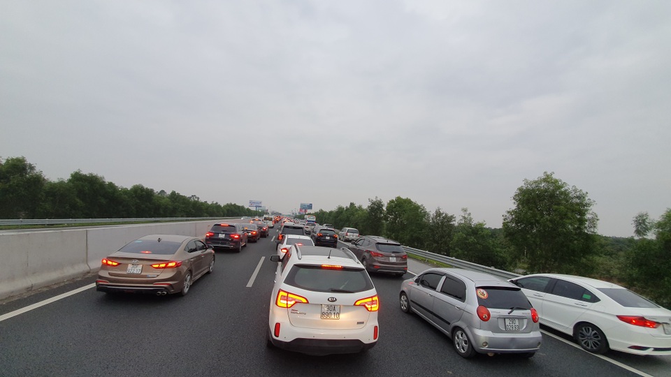 Hà Nội: Cửa ngõ phía nam ùn tắc chiều mùng 5 tết - 16 Hà Nội: Cửa ngõ phía nam ùn tắc chiều mùng 5 tết - 16
