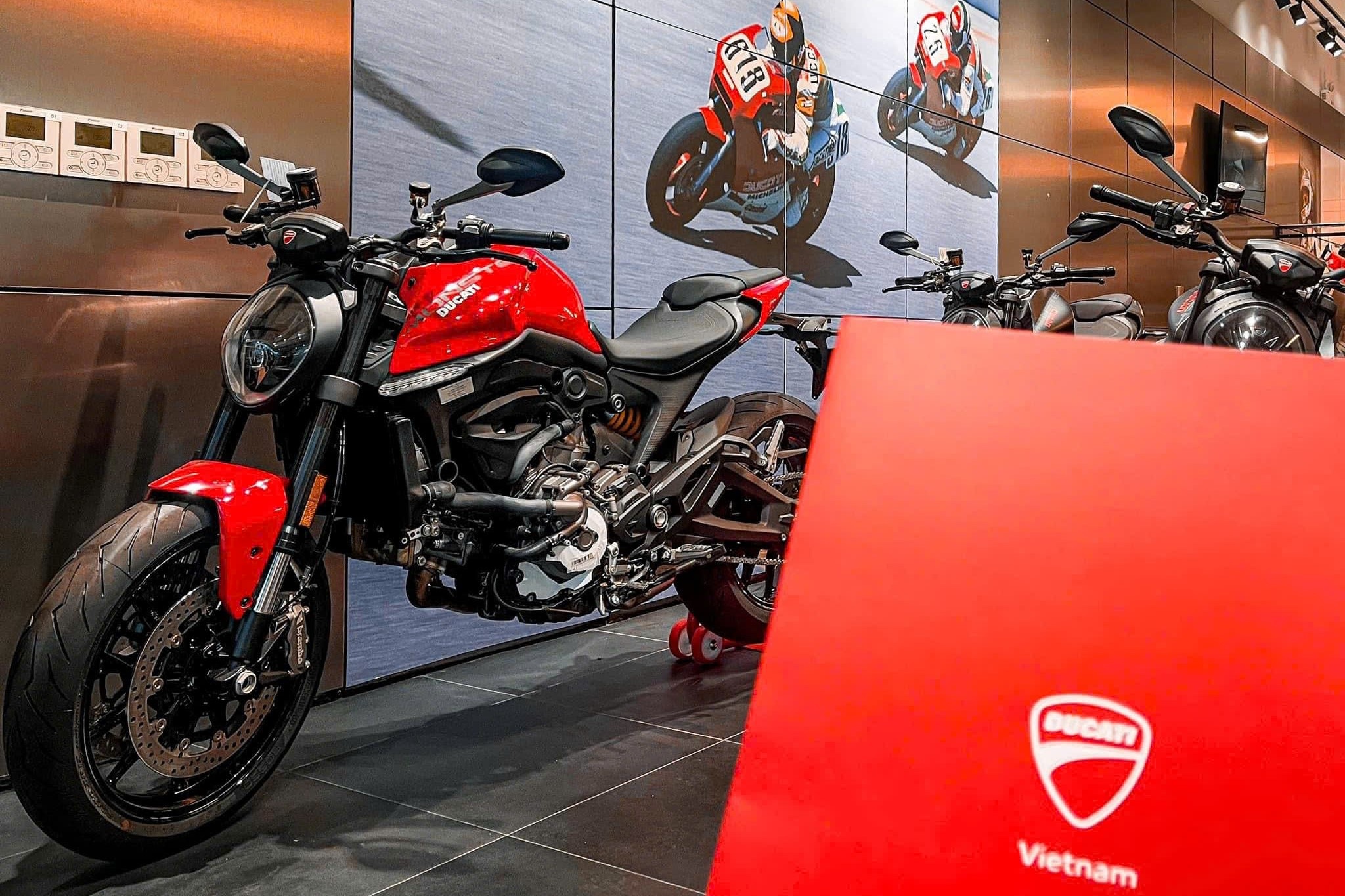 Empresa de motocicletas amada pelos clientes vietnamitas fecha repentinamente showroom em Hanói - 1 Hãng mô tô được khách Việt yêu thích bất ngờ đóng showroom tại Hà Nội - 1