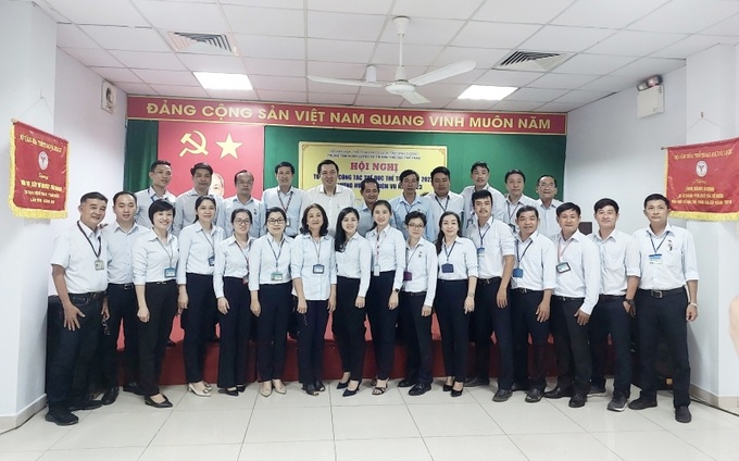 Lãnh đạo Sở VHTTDL chụp ảnh lưu niệm cùng với Ban Giám đốc và viên chức Trung tâm HL&TĐ TDTT tỉnh Bình Dương.