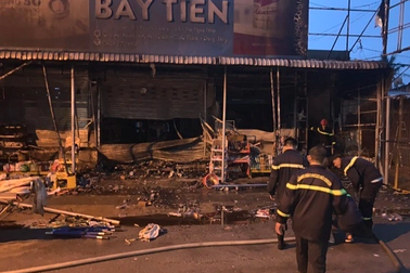 Cháy tiệm tạp hóa lúc rạng sáng làm 3 người chết