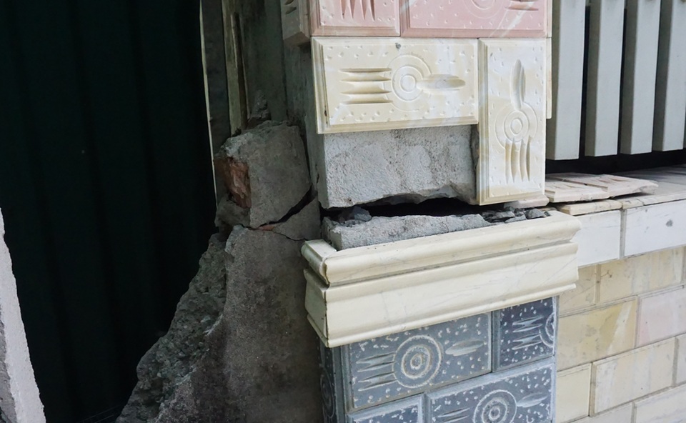 Nhà cửa nứt nẻ, người dân phẫn nộ tố chủ đầu tư dự án triệu đô thất hứa - 5 Nhà cửa nứt nẻ, người dân phẫn nộ tố chủ đầu tư dự án triệu đô thất hứa - 5