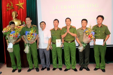 Khen thưởng chuyên án bắt giữ 3 đối tượng người Trung Quốc làm giả thẻ ATM