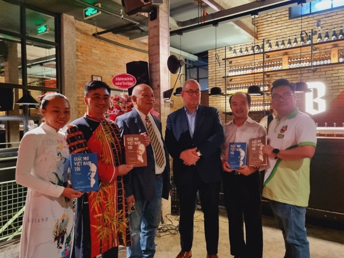 GS Nguyễn Đăng Hưng - người luôn dành trọn trái tim cho quê hương Việt Nam cùng Đại sứ Bỉ tại Việt Nam Paul Jansen (thứ 3, phải sang) ở buổi ra mắt bộ sách “Giấc mơ Việt Nam tôi” tại TP. HCM.
