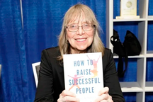 Mẹ của cựu giám đốc YouTube cho rằng điểm số ở trường không quan trọng